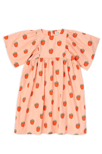 Benedita Dress Persimmon van Wander & Wonder met een perzikkleurige achtergrond en aardbeienprint. | Verkrijgbaar bij Little Fashion Addict