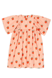Benedita Dress Persimmon van Wander & Wonder met een perzikkleurige achtergrond en aardbeienprint. | Verkrijgbaar bij Little Fashion Addict