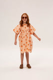 Benedita Dress Persimmon van Wander & Wonder met een perzikkleurige achtergrond en aardbeienprint. | Verkrijgbaar bij Little Fashion Addict
