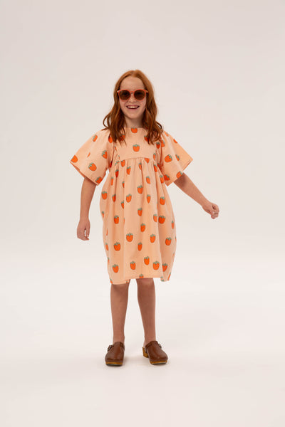 Benedita Dress Persimmon van Wander & Wonder met een perzikkleurige achtergrond en aardbeienprint. | Verkrijgbaar bij Little Fashion Addict