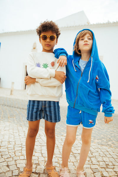 Striped Denim Shorts Washed Denim van Wander & Wonder met verticale strepen in washed denim voor jongens en meisjes | Verkrijgbaar bij Little Fashion Addict