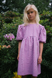 sassy checked dress lavender – zwierige jurk met klassieke ruit van Daily Brat | Verkrijgbaar bij Little Fashion Addict