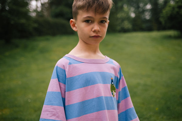 Jongens t-shirt met streepjes en dino-print – Daily Brat | Striped T-shirt Daffy Dino | Verkrijgbaar bij Little Fashion Addict 
