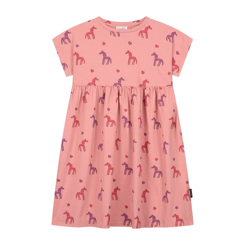 stardust horse dress old rose van Daily Brat – Dromerige oudroze jurk met paardenprint | Verkrijgbaar bij Little Fashion Addict