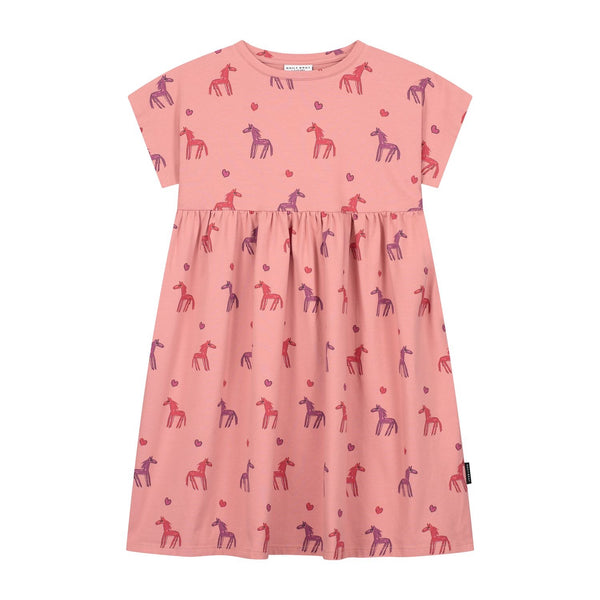 stardust horse dress old rose van Daily Brat – Dromerige oudroze jurk met paardenprint | Verkrijgbaar bij Little Fashion Addict