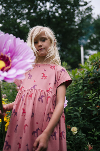 stardust horse dress old rose van Daily Brat – Dromerige oudroze jurk met paardenprint | Verkrijgbaar bij Little Fashion Addict