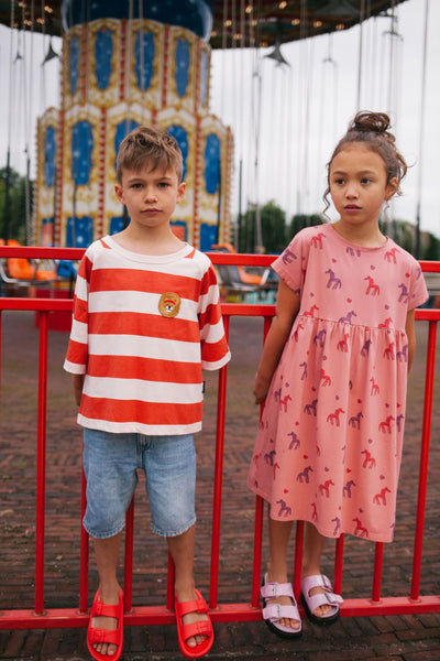 stardust horse dress old rose van Daily Brat – Dromerige oudroze jurk met paardenprint | Verkrijgbaar bij Little Fashion Addict