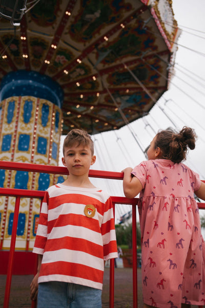 stardust horse dress old rose van Daily Brat – Dromerige oudroze jurk met paardenprint | Verkrijgbaar bij Little Fashion Addict
