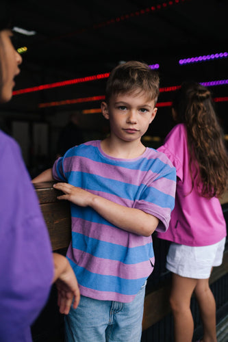 striped towel t-shirt lilavander Daily Brat – zachte badstof t-shirt voor jongens met korte mouwen | Verkrijgbaar bij Little Fashion Addict