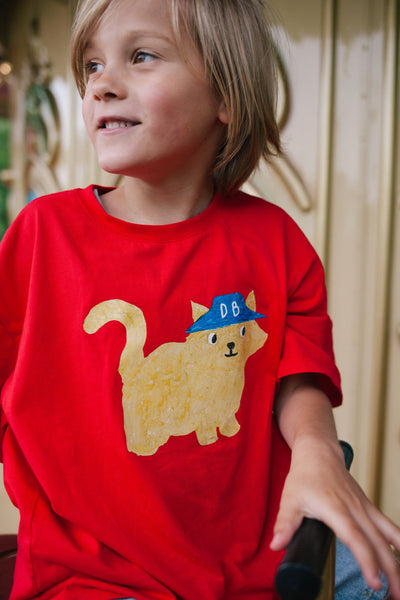 Unisex T-shirt in levendig rood met schattige kattenprint – Daily Brat | Verkrijgbaar bij Little Fashion Addict
