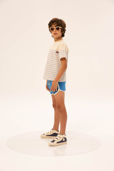 Gestreept T-shirt Blue Stripe van Wander & Wonder in pastelblauw met vogelborduursel. Unisex T-shirt voor jongens en meisjes. | Verkrijgbaar bij Little Fashion Addict