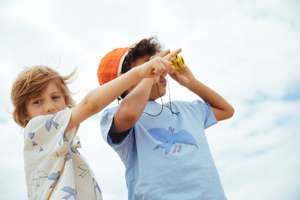 Tiago Bird T-shirt Mist van Wander & Wonder in lichtblauw met Tiago vogelprint. Unisex T-shirt voor jongens en meisjes. | Verkrijgbaar bij Little Fashion Addict