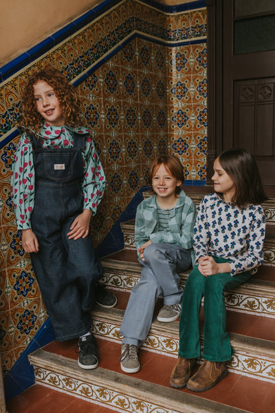 Donkerblauwe salopette voor meisjes met verstelbare schouderbanden en elastische taille van A Monday in Copenhagen | Verkrijgbaar voor meisjes van 4 tot 12 jaar bij Little Fashion Addict