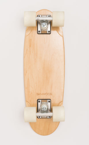 Banwood Skateboard - Natuurkleurig skateboard met donkergroene strepen voor kinderen vanaf 3 jaar - Verkrijgbaar bij Littlefashionaddict.com