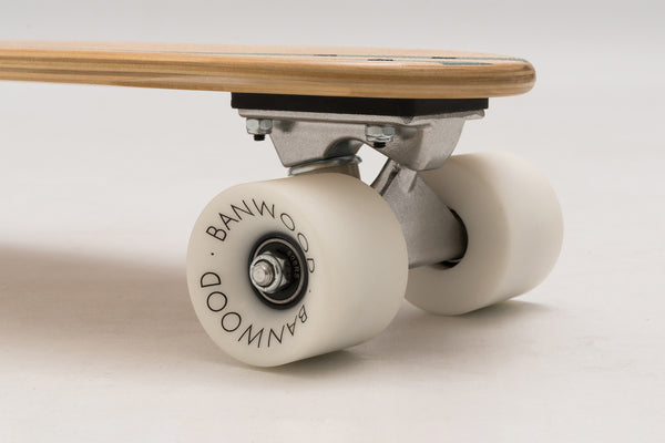 Banwood Skateboard - Natuurkleurig skateboard met donkergroene strepen voor kinderen vanaf 3 jaar - Verkrijgbaar bij Littlefashionaddict.com