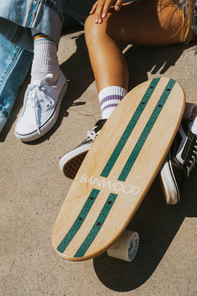 Banwood Skateboard - Natuurkleurig skateboard met donkergroene strepen voor kinderen vanaf 3 jaar - Verkrijgbaar bij Littlefashionaddict.com