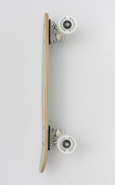Banwood Skateboard - Muntgroen skateboard voor kinderen vanaf 3 jaar - Verkrijgbaar bij Littlefashionaddict.com