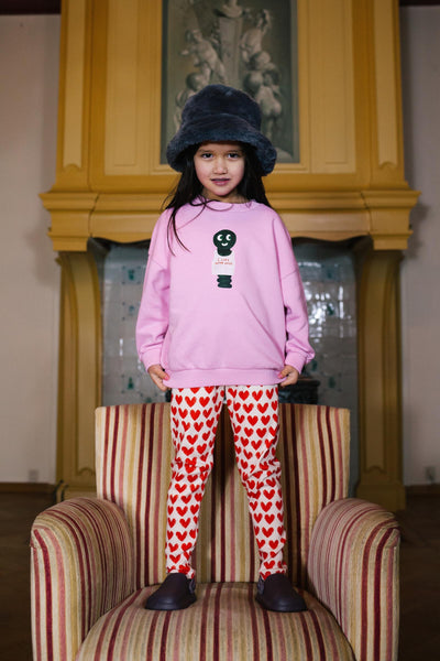 Meisjestrui met 'I Like Worm Hugs' print en geribbelde boorden van Daily Brat | I Like Worm Hugs Sweater Rose Radiance | Verkrijgbaar bij Little Fashion Addict