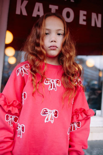 Donkerroze meisjessweater met glinsterende strikjes van Daily Brat – City Notes Collectie | Ontdek Daily Brat bij Little Fashion Addict