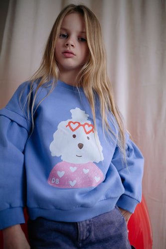 Lichtpaarse meisjessweater Mary Puppins met poedelprint en hartjesbril van Daily Brat – City Notes collectie | Ontdek Daily Brat bij Little Fashion Addict