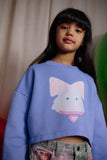 Paarse cropped meisjessweater van Daily Brat met kattenprint en roze strik – Kitty Cat Sweater Pansi Paradise, biologisch katoen