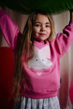 Daily Brat Kitty Cat Sweater in Rosy Rebel roze met kattenprint en strik – City Notes collectie | Ontdek Daily Brat bij Little Fashion Addict