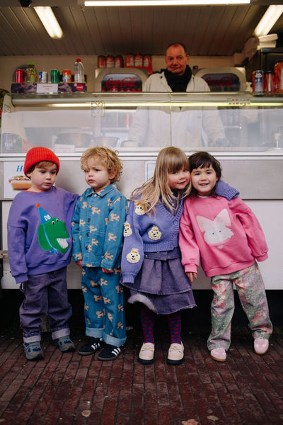 Daily Brat Kitty Cat Sweater in Rosy Rebel roze met kattenprint en strik – City Notes collectie | Ontdek Daily Brat bij Little Fashion Addict