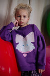 Donkerpaarse Kitty Cat sweater met kattenprint en roze strik van Daily Brat | Ontdek Daily Brat bij Little Fashion Addict