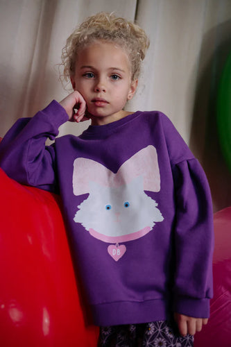 Donkerpaarse Kitty Cat sweater met kattenprint en roze strik van Daily Brat | Ontdek Daily Brat bij Little Fashion Addict