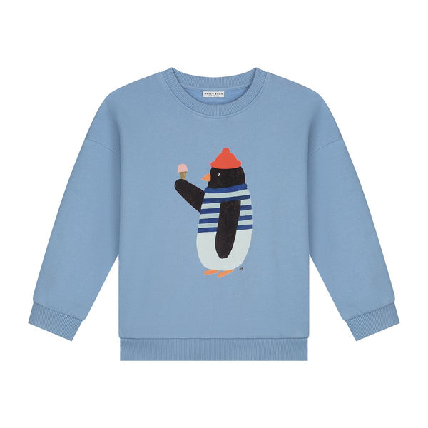 Lichtblauwe jongenssweater met pinguïnprint van Daily Brat | Waddles Pinguin Sweater For Ever Blue | Ontdek Daily Brat bij Little Fashion Addict