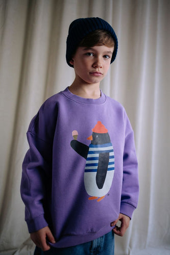 Paarse sweater van Daily Brat met pinguïnprint voor jongens en meisjes | Waddles Pinguin sweater Lavender Luxe| Ontdek Daily Brat bij Little Fashion Addict
