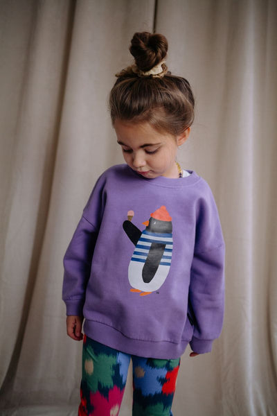Paarse sweater van Daily Brat met pinguïnprint voor jongens en meisjes | Waddles Pinguin sweater Lavender Luxe| Ontdek Daily Brat bij Little Fashion Addict