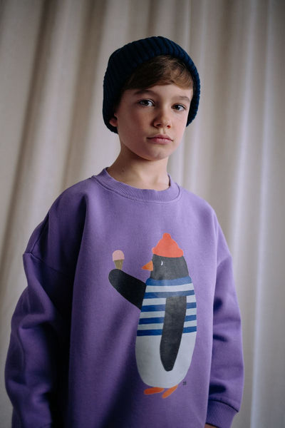 Paarse sweater van Daily Brat met pinguïnprint voor jongens en meisjes | Waddles Pinguin sweater Lavender Luxe| Ontdek Daily Brat bij Little Fashion Addict
