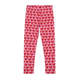 Roze legging van Daily Brat met rode hartjes, gemaakt van biologisch katoen en stretch – perfect voor school en speelplezier.
