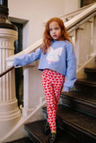 Roze legging van Daily Brat met rode hartjes, gemaakt van biologisch katoen en stretch – perfect voor school en speelplezier.