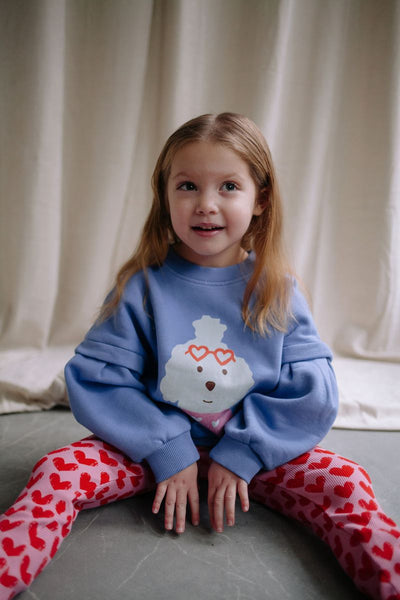 Roze legging van Daily Brat met rode hartjes, gemaakt van biologisch katoen en stretch – perfect voor school en speelplezier.