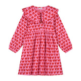 Roze Adore jurk met rode hartjesprint van Daily Brat, met rucheskraag en lange mouwen – gemaakt van biologisch katoen.