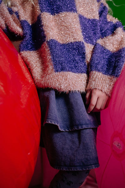 Meisjessweater met ruitpatroon in paars en roze met glitterdetails van Daily Brat – Shine Bright Like a Diamond.