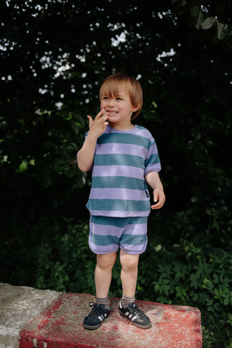 gestreepte badstof t-shirt van Daily Brat voor jongens | Daily Brat - Striped Towel T-shirt Teal - verkrijgbaar bij Little Fashion Addict