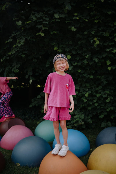 Daily Brat fuchsia badstof short met ruffles voor meisjes | Daily Brat Lalaloveletter short smoothie - Verkrijgbaar bij Little Fashion Addict
