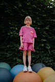 Daily Brat fuchsia badstof short met ruffles voor meisjes | Daily Brat Lalaloveletter short smoothie - Verkrijgbaar bij Little Fashion Addict