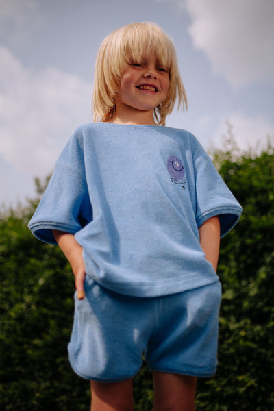 Blauwe badstof T-shirt voor jongens van Daily Brat met geborduurd detail | Gigglin Towel T-shirt Blue - Verkrijgbaar bij Little Fashion Addict