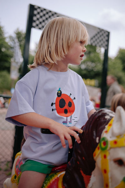 Daily Brat unisex T-shirt in lichtpaars met lieveheersbeestje print vooraan | What Ever T-shirt Pale Lavender - Verkrijgbaar bij Little Fashion Addict
