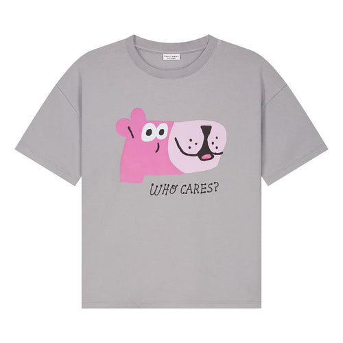 Daily Brat grijze T-shirt met hondenprint voor jongens en meisjes | Daily Brat Who Cares t-shirt ultimate gray - Verkrijgbaar bij Little Fashion Addict