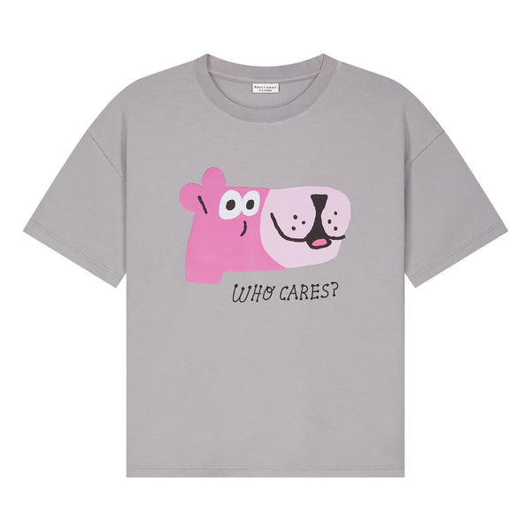 Daily Brat grijze T-shirt met hondenprint voor jongens en meisjes | Daily Brat Who Cares t-shirt ultimate gray - Verkrijgbaar bij Little Fashion Addict