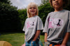 Daily Brat grijze T-shirt met hondenprint voor jongens en meisjes | Daily Brat Who Cares t-shirt ultimate gray - Verkrijgbaar bij Little Fashion Addict