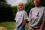 Daily Brat grijze T-shirt met hondenprint voor jongens en meisjes | Daily Brat Who Cares t-shirt ultimate gray - Verkrijgbaar bij Little Fashion Addict