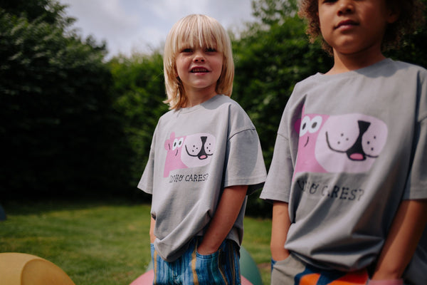 Daily Brat grijze T-shirt met hondenprint voor jongens en meisjes | Daily Brat Who Cares t-shirt ultimate gray - Verkrijgbaar bij Little Fashion Addict
