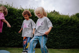 Daily Brat grijze T-shirt met hondenprint voor jongens en meisjes | Daily Brat Who Cares t-shirt ultimate gray - Verkrijgbaar bij Little Fashion Addict
