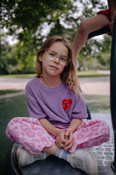 Daily Brat lila badstof t-shirt met hartje voor meisjes | Patty Heart Towel T-shirt - Verkrijgbaar bij Little Fashion Addict
